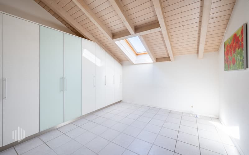 Zimmer 1 im Grundriss, Dachfenster, Einbauschränke
