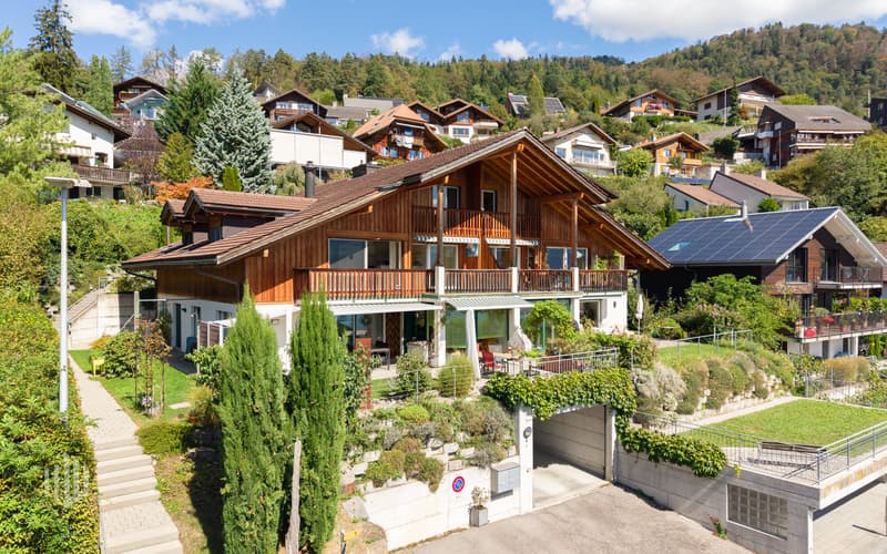 Zufahrt in die Einstellhalle mit inwendiger Treppe zum Eingangsbereich ins Obergeschoss