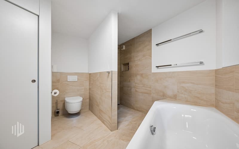 ...mit ensuite Badezimmer mit WC, Dusche....