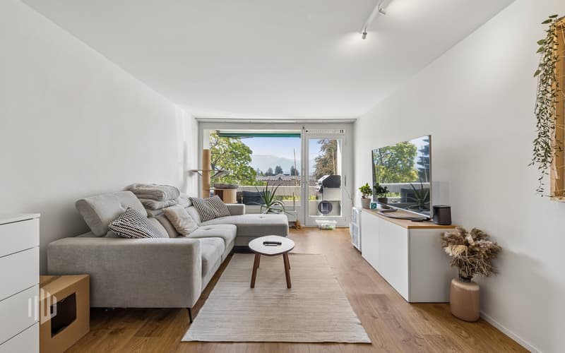 Helles Wohnzimmer mit Zugang auf den Balkon