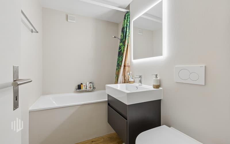 Badezimmer mit Badewanne, WC...
