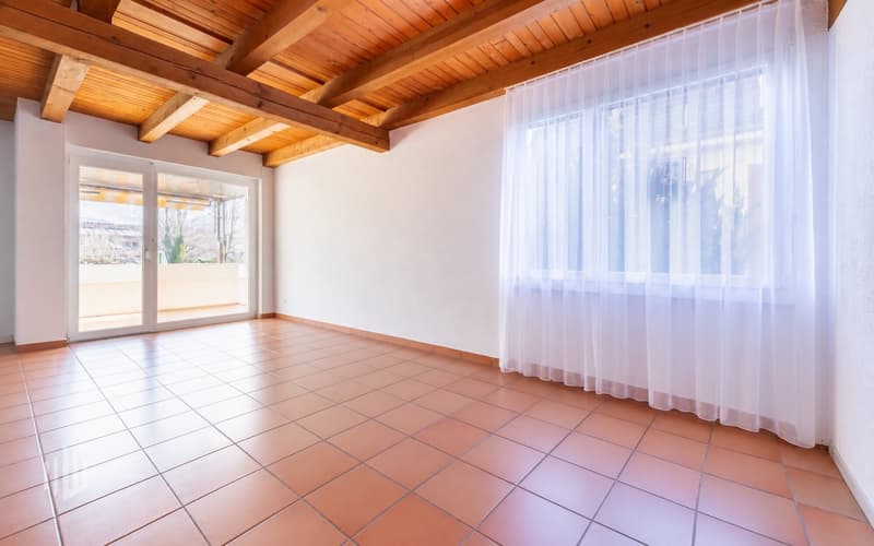 Helles Esszimmer mit Zugang auf den gedeckten Balkon