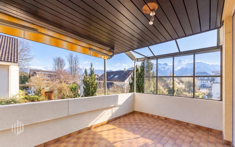 Gedeckter Balkon mit Sicht auf den Niesen und das Stockhorn
