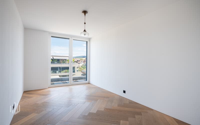 Praktisches Zimmer mit Zugang zur Terrasse