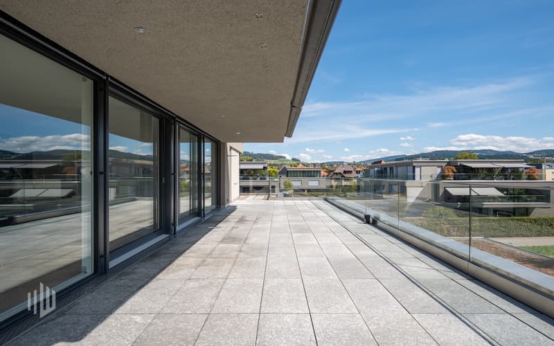 Wundervolle, teils gedeckte Attika-Terrasse mit Natursteinplatten