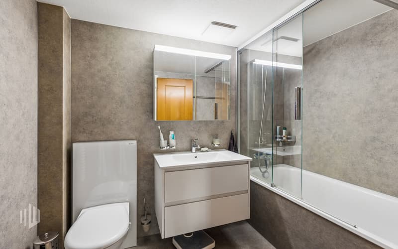Erdgeschoss West saniertes Badezimmer mit Badewanne, WC