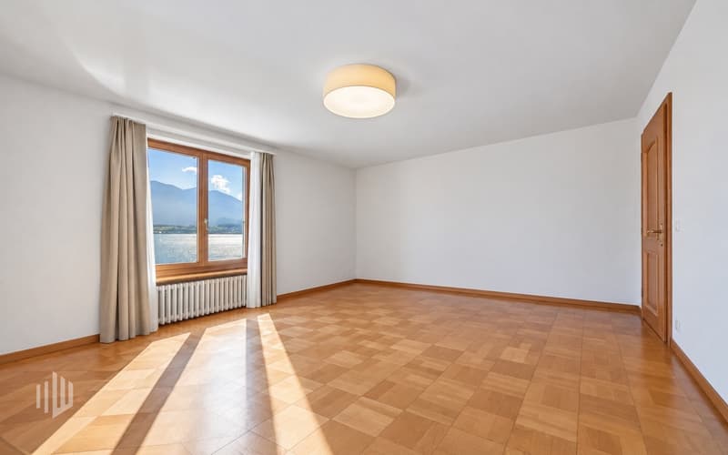 Zimmer im Eingangsgeschoss, hell und grosszügig