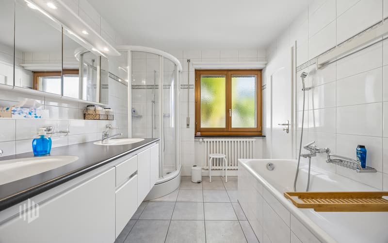 Badezimmer im Eingangsgeschoss mit Dusche...