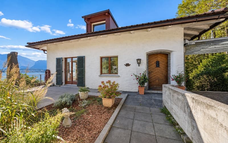 Eingang der Maisonetewohnung mit gemütlicher Sitzecke links des Eingangs