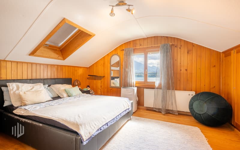 Zimmer im Obergeschoss mit Dachfenster