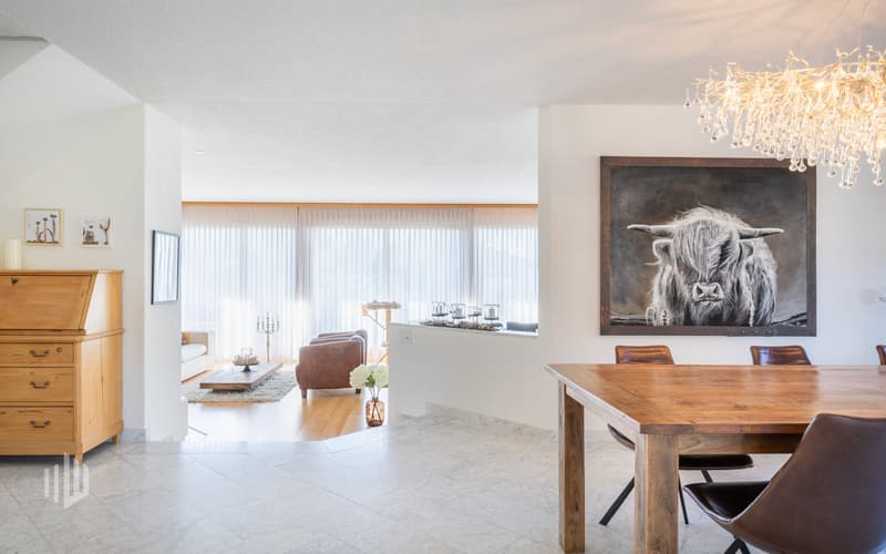 Essbereich mit Blick ins Wohnzimmer