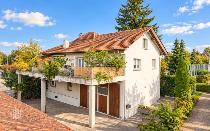 Parkierung mit Unterstand und Garage/Werkstatt