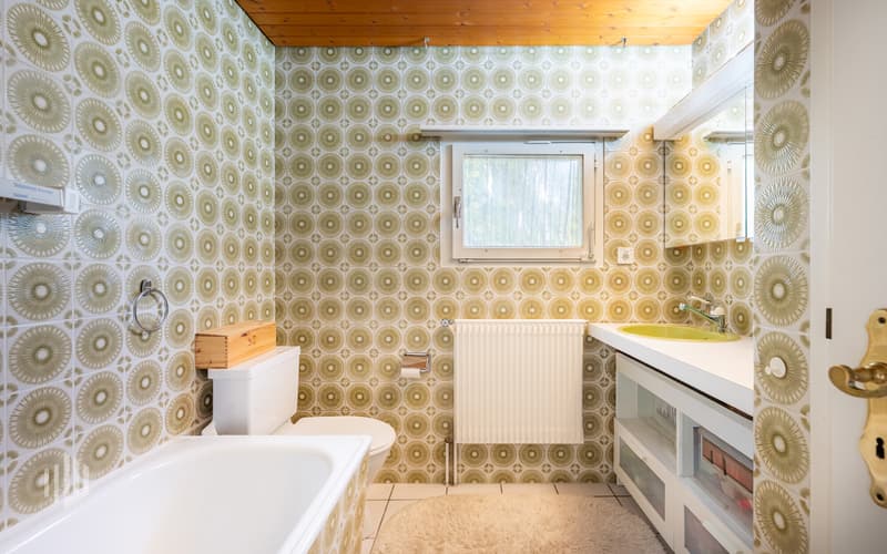 Wohnung Obergeschoss - Badezimmer mit Badewanne und WC