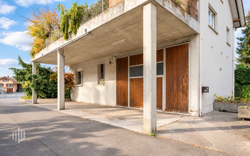 3 Aussenparkplätze und Garage für Camper