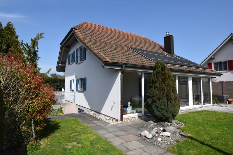Familienfreundliches 5.5-Zimmer-Einfamilienhaus mit Pool (1)