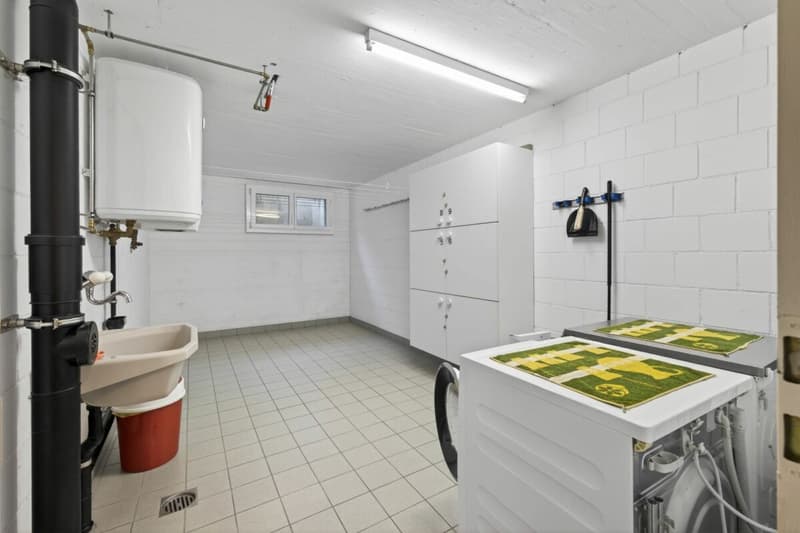 Spacious 3.5-room apartment on the ground floor with garden seating and mountain view (14)