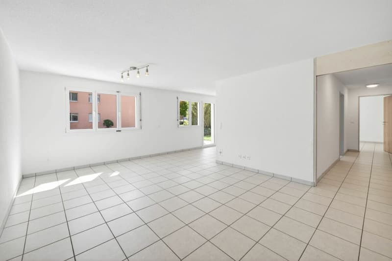 Spacious 3.5-room apartment on the ground floor with garden seating and mountain view (3)