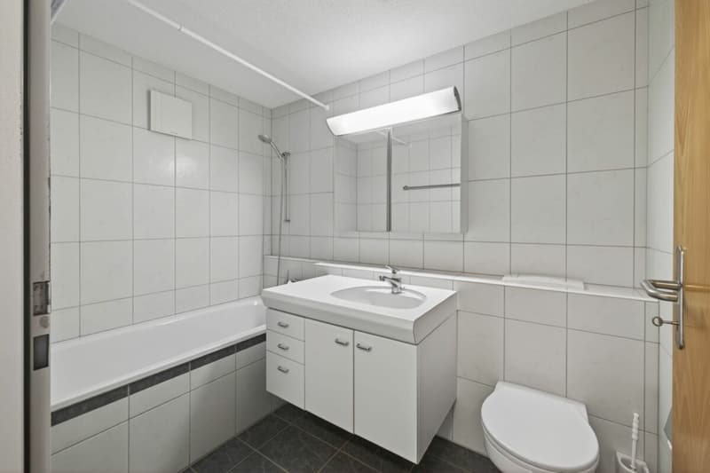 Spacious 3.5-room apartment on the ground floor with garden seating and mountain view (9)