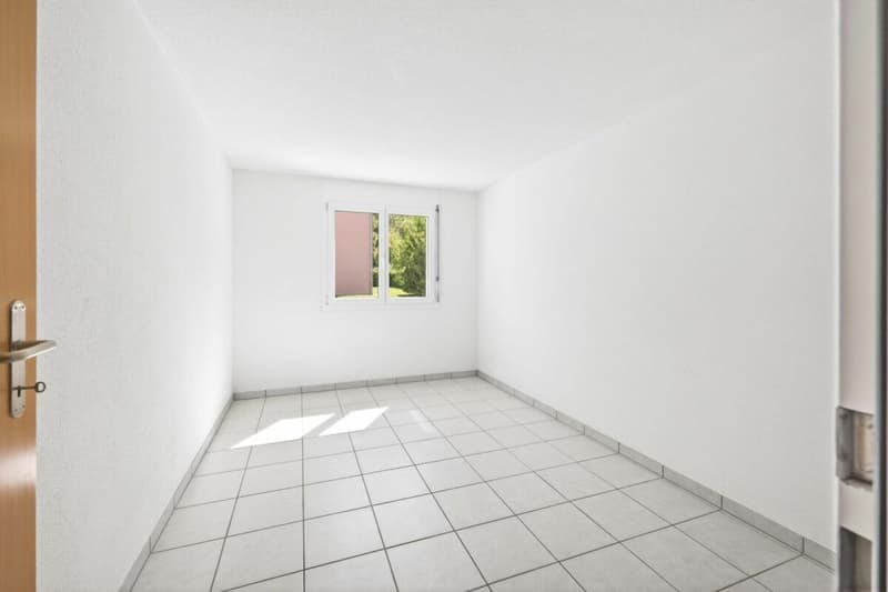 Spacious 3.5-room apartment on the ground floor with garden seating and mountain view (7)