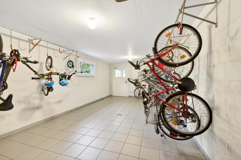 Spacious 3.5-room apartment on the ground floor with garden seating and mountain view (13)