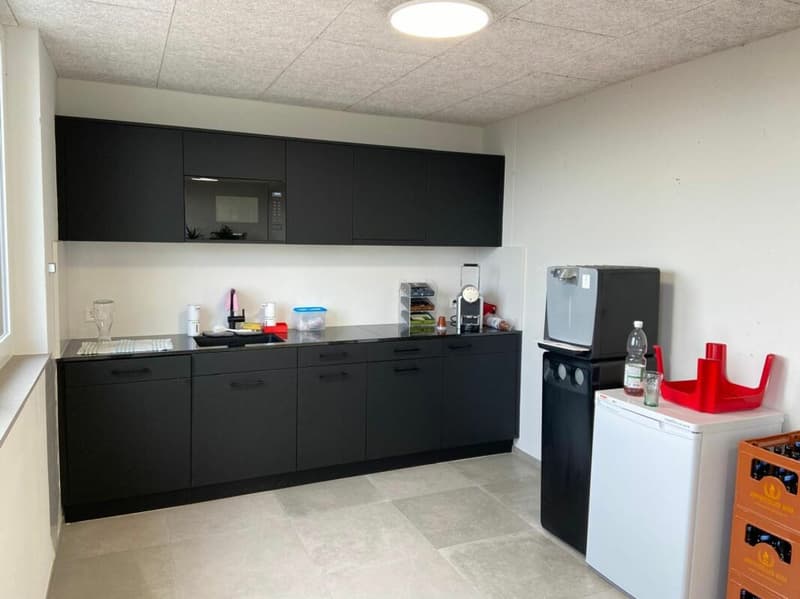 Spazio ufficio attraente con archivio - moderno e luminoso (7)