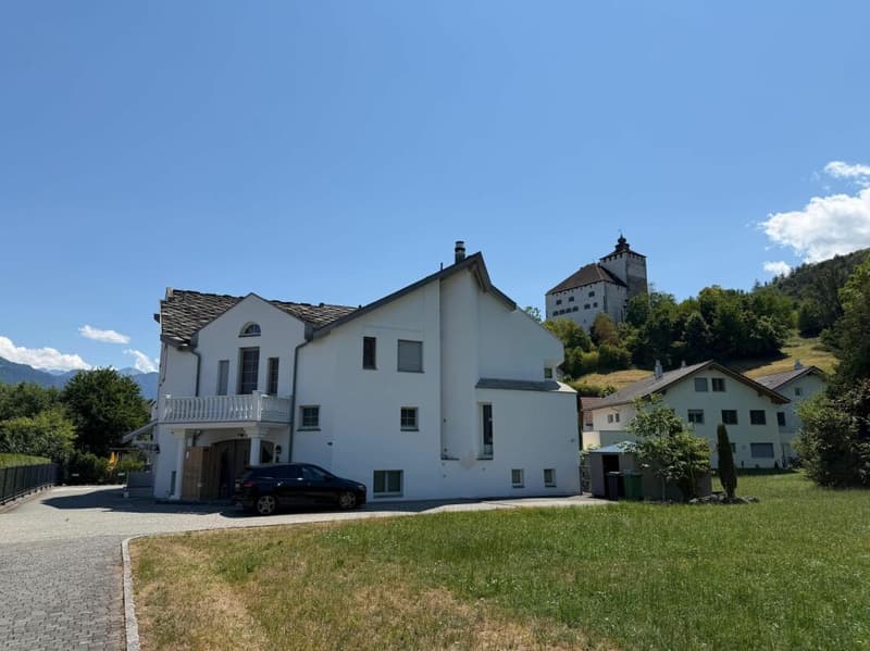 High-quality 2.5-room apartment with terrace and beautiful castle view (1)