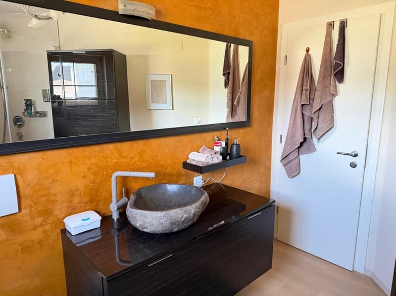 High-quality 2.5-room apartment with terrace and beautiful castle view (9)
