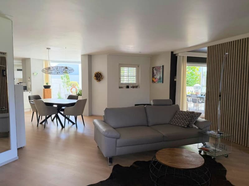 High-quality 2.5-room apartment with terrace and beautiful castle view (3)