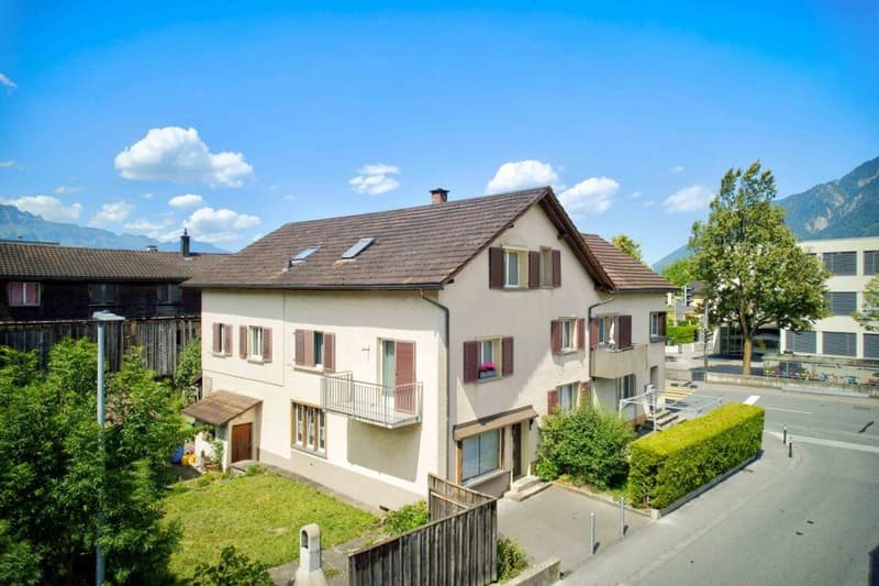 Attractive house with two residential units and versatile use (1)