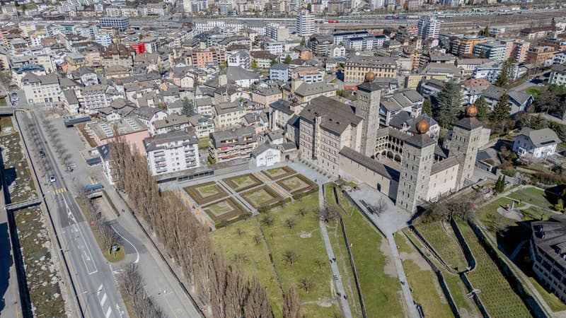 Locaux de bureau avec appartement d'une pièce dans un emplacement préféré à Brig (9)