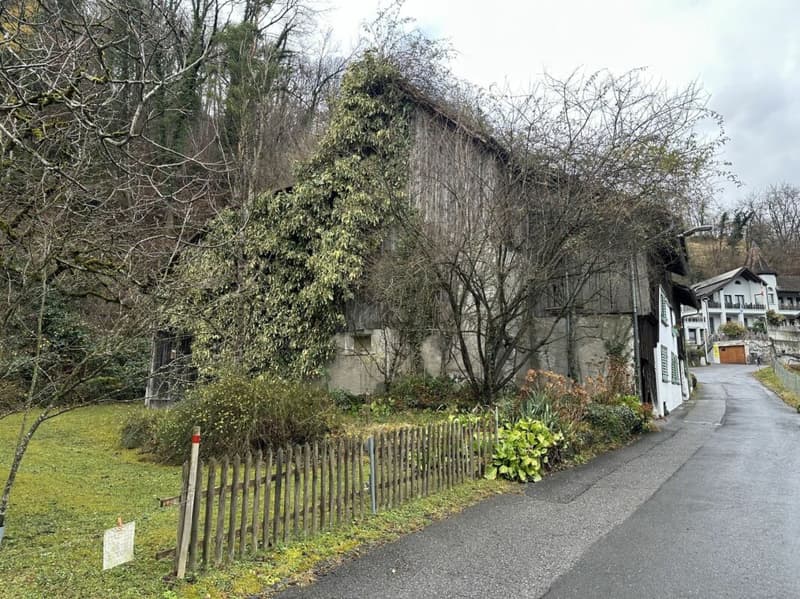 787 m2 de terrain à bâtir dans la zone du centre du village Sevelen avec ancienne maison d'habitation et grange (6)