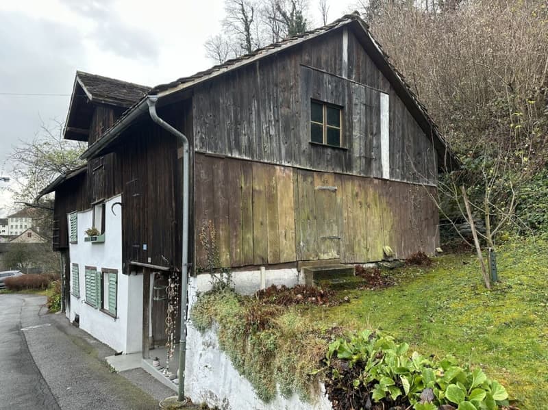 787 m2 de terrain à bâtir dans la zone du centre du village Sevelen avec ancienne maison d'habitation et grange (3)