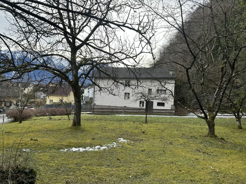 787 m2 de terrain à bâtir dans la zone du centre du village Sevelen avec ancienne maison d'habitation et grange (5)