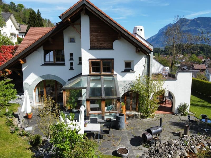 8 ½-room single-family house with 1 ½-room apartment in an idyllic residential location with a wonderful panoramic view (1)