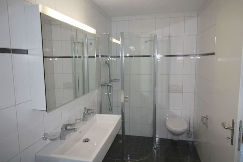 Bad-Dusche-WC-Lavabo