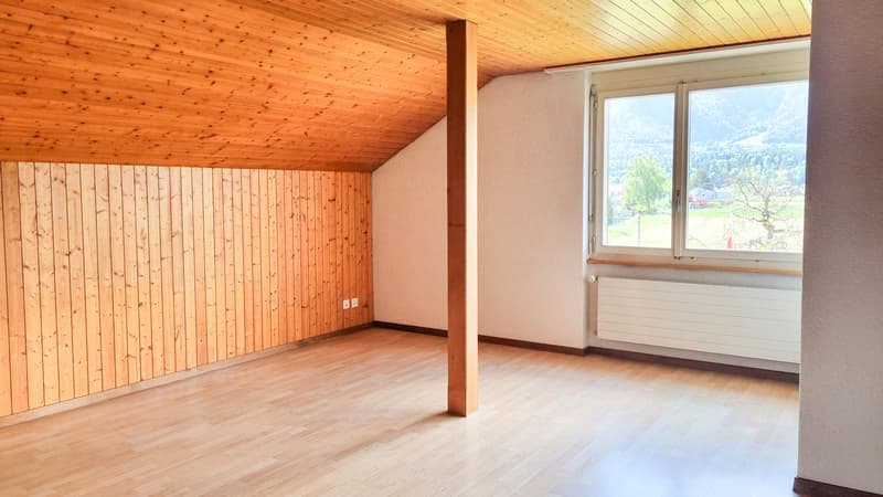 Wohnzimmer mit Ausgang zu Balkon