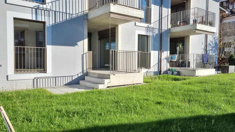 Gedeckter Balkon mit Rasen/Garten