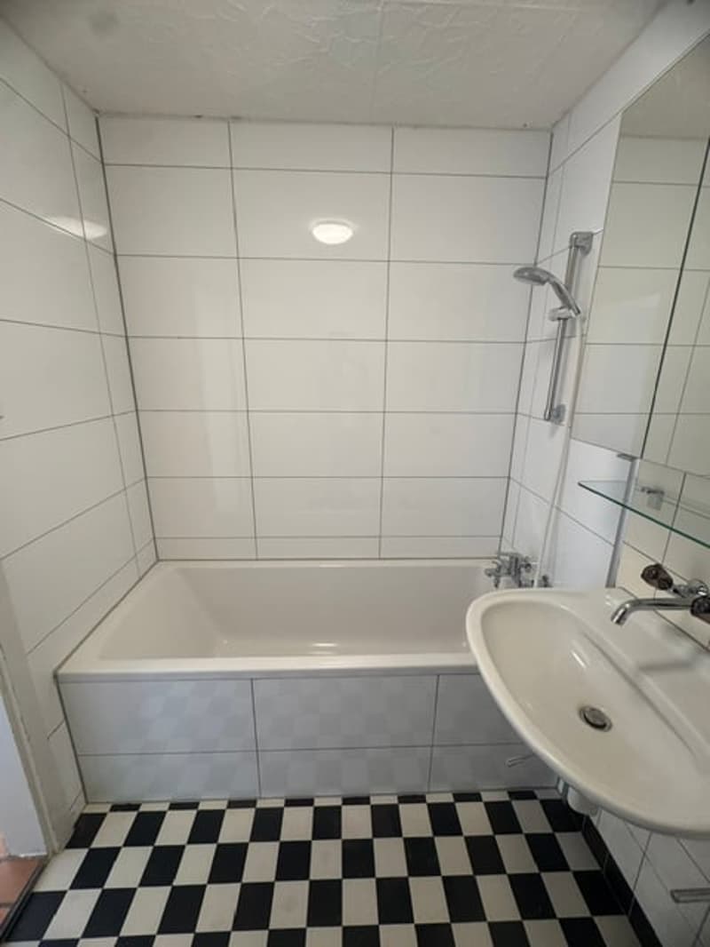 Vor par Jahren neue Badewanne und Platten an Wänden / Bad 2