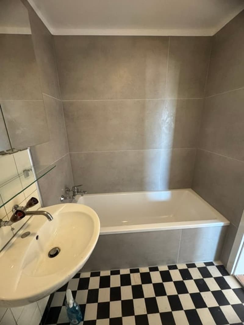 Neue Badewanne und Grossformatplatten / Bad 1
