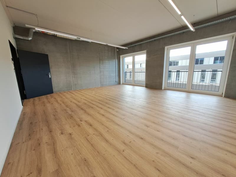 Bureau attractif avec 107m2 dans un immeuble commercial à louer (4)