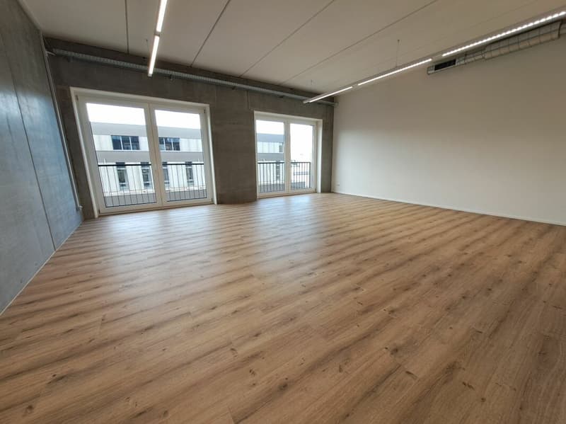 Bureau attractif avec 107m2 dans un immeuble commercial à louer (6)