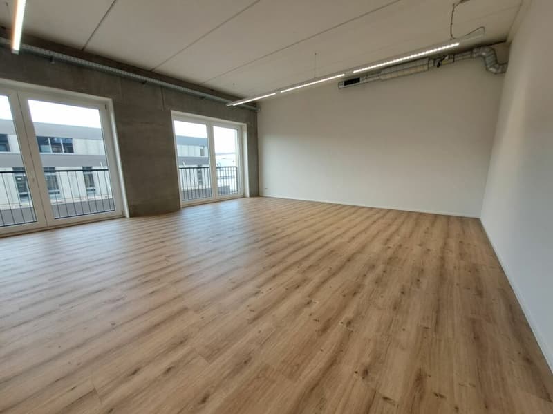 Bureau attractif avec 107m2 dans un immeuble commercial à louer (5)