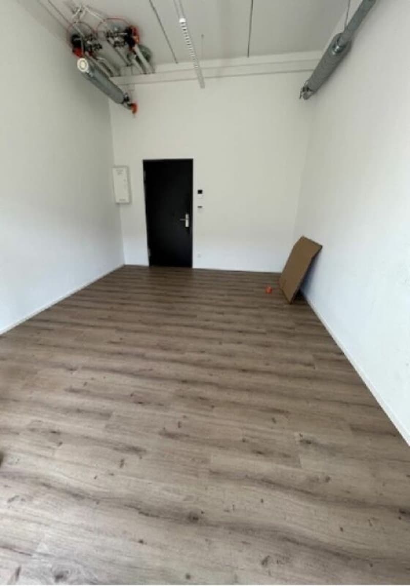Ufficio attraente con 23m2 di spazio (3)