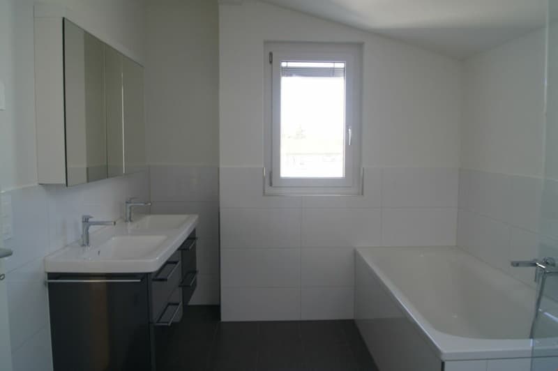 Bad mit Badewanne und Dusche