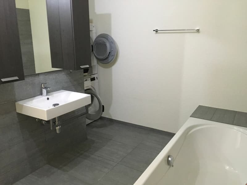 Bad mit Badewanne & Dusche sowie Waschturm
