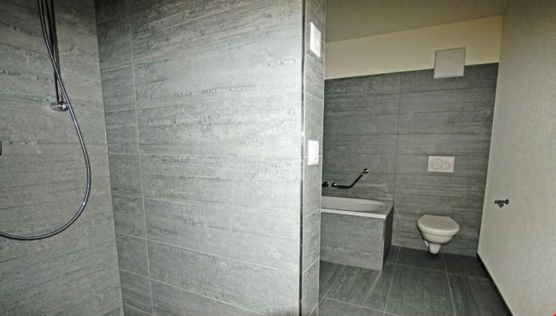Bad mit Badewanne & Dusche sowie Waschturm