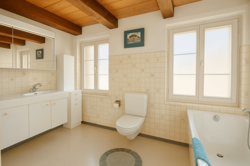 Badezimmer mit Badewanne Haus A