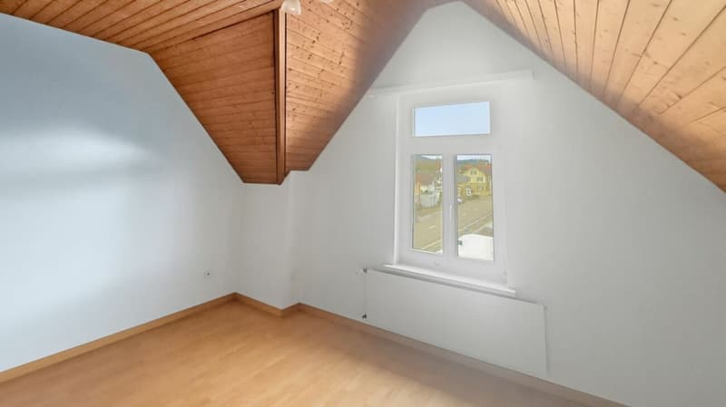 Charmante 3-Zimmer-Dachwohnung an zentraler Lage in Schwarzenbach zu vermieten (2)