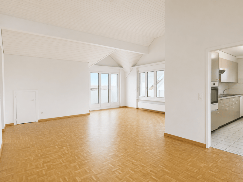 Teilsanierte 3.5-Zimmer-Dachwohnung mit 3 Balkonen (2)