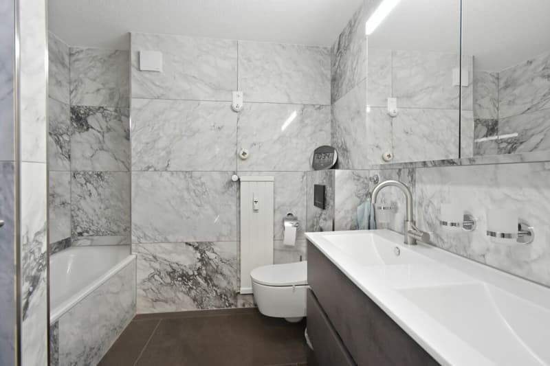 Badezimmer mit Badewanne und Dusche